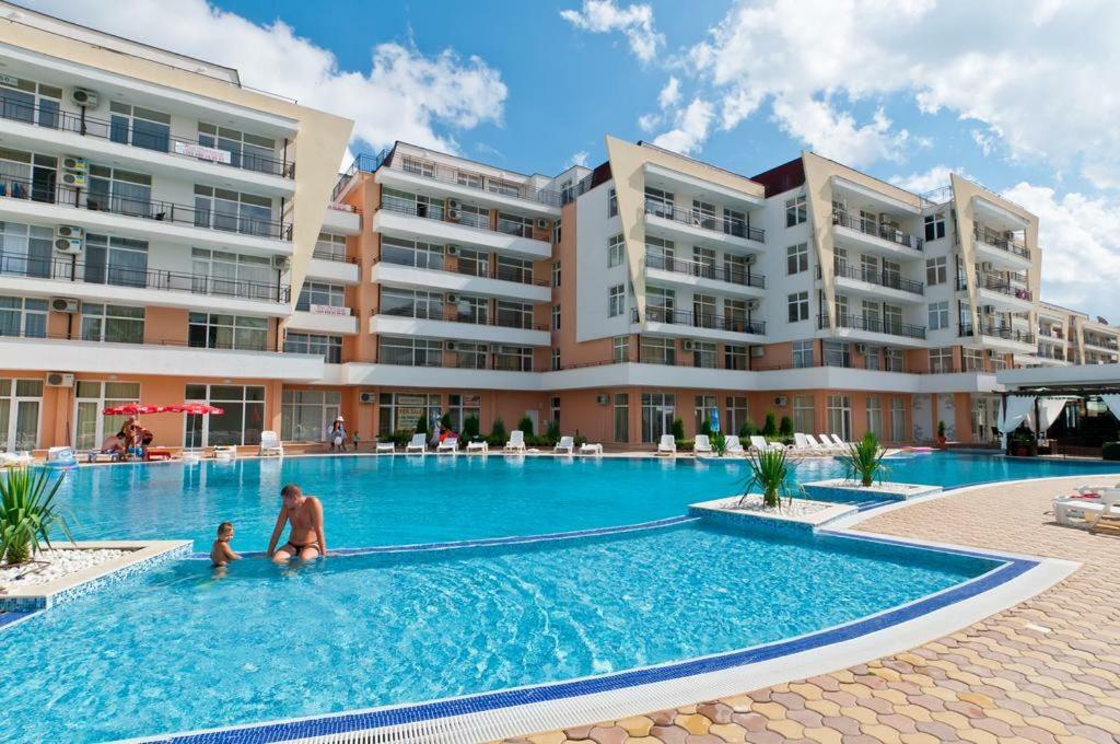 Grand Kameliq Apartment Pantai Sunny Bagian luar foto