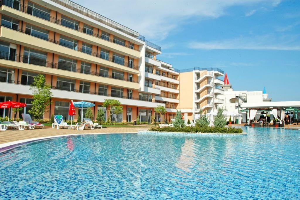 Grand Kameliq Apartment Pantai Sunny Bagian luar foto
